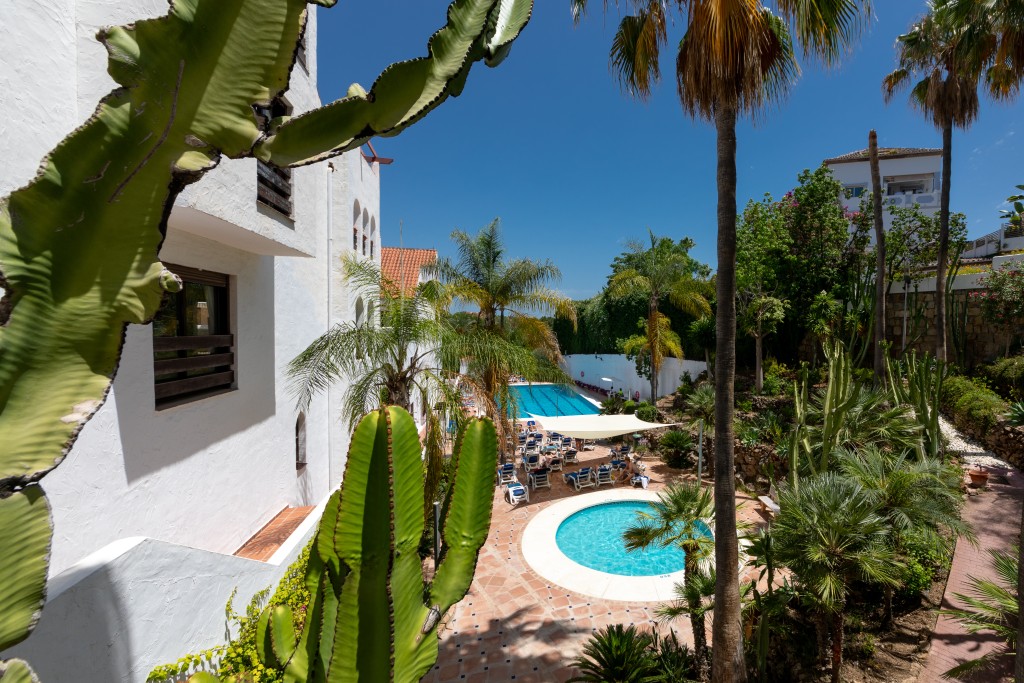 Spacious Apartment In Nueva Andalucia