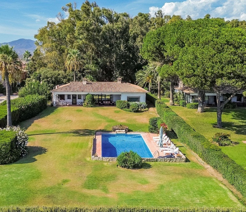 Luxury Villa With A Beachfront Setting In New Golden Mile