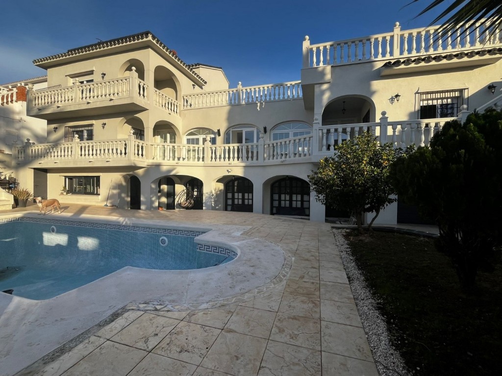 Elegant Villa With Sea Views In Mijas Costa