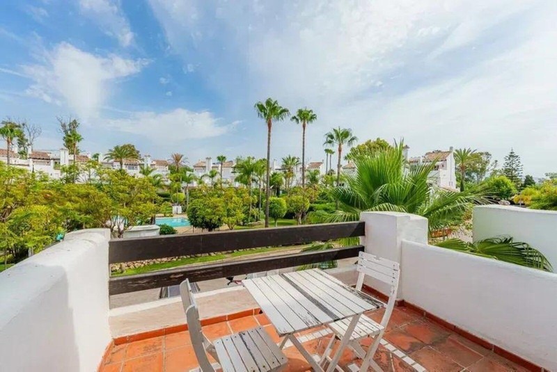 Charming Townhouse In New Golden Mile