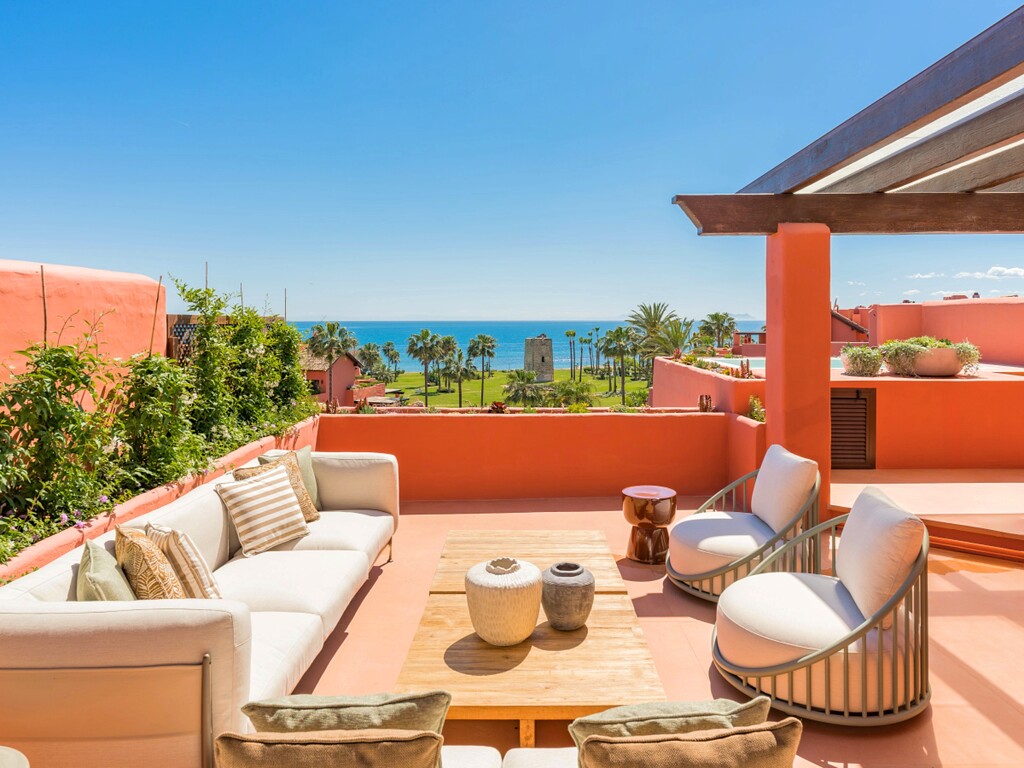 Elegant Penthouse With A Beachfront Setting In New Golden Mile