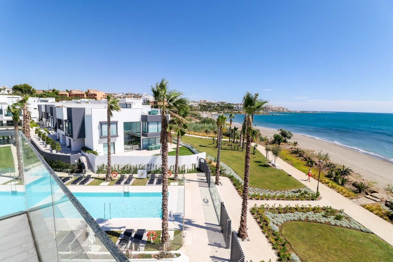 Modern Townhouse With Sea Views In New Golden Mile