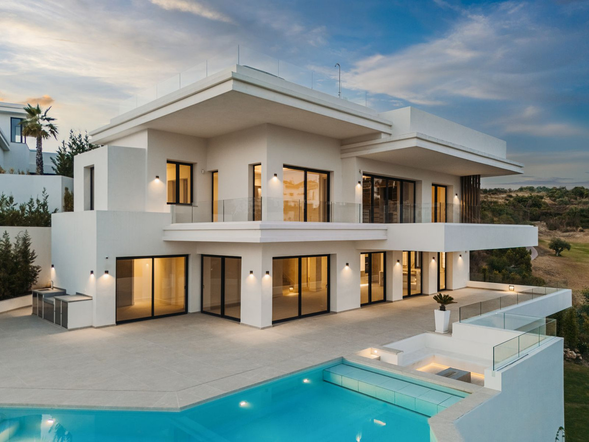 Contemporary Villa With Sea Views In Estepona
