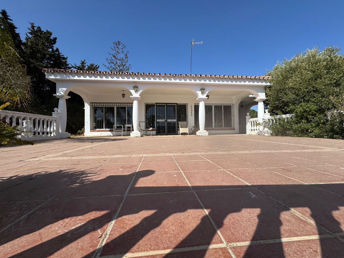 Modern Villa With A Private Pool In New Golden Mile