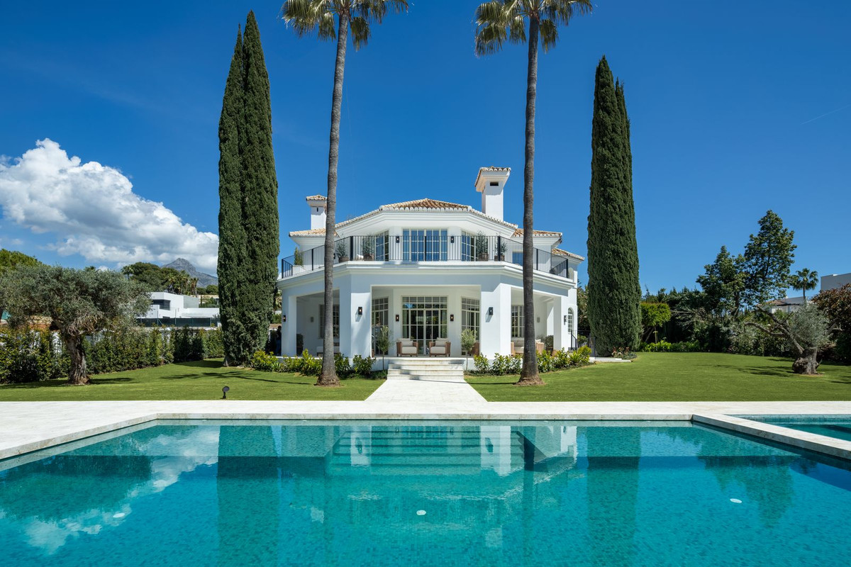 Luxury Villa In Nueva Andalucía