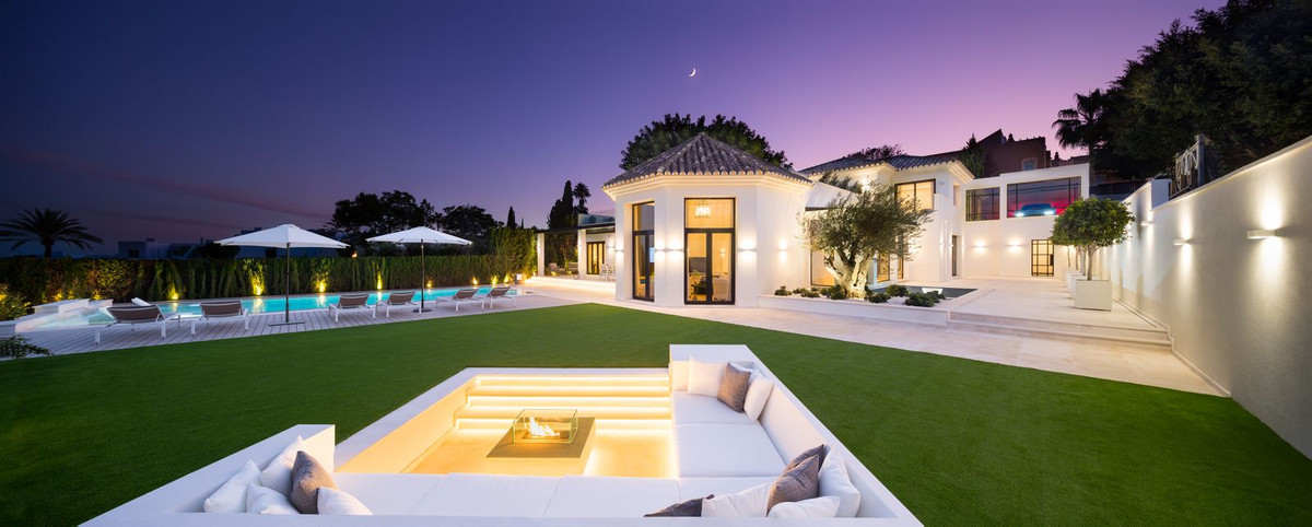 Contemporary Villa In Aloha