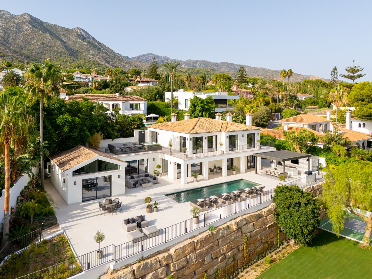Contemporary Villa With A Private Garden In The Golden Mile