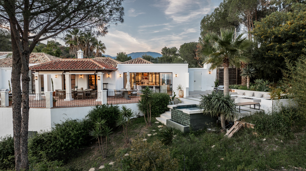 Renovated Villa With Mountain Views In Benahavís