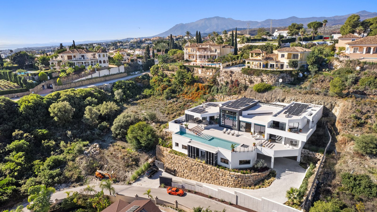 Contemporary Villa With Panoramic Views In El Paraiso