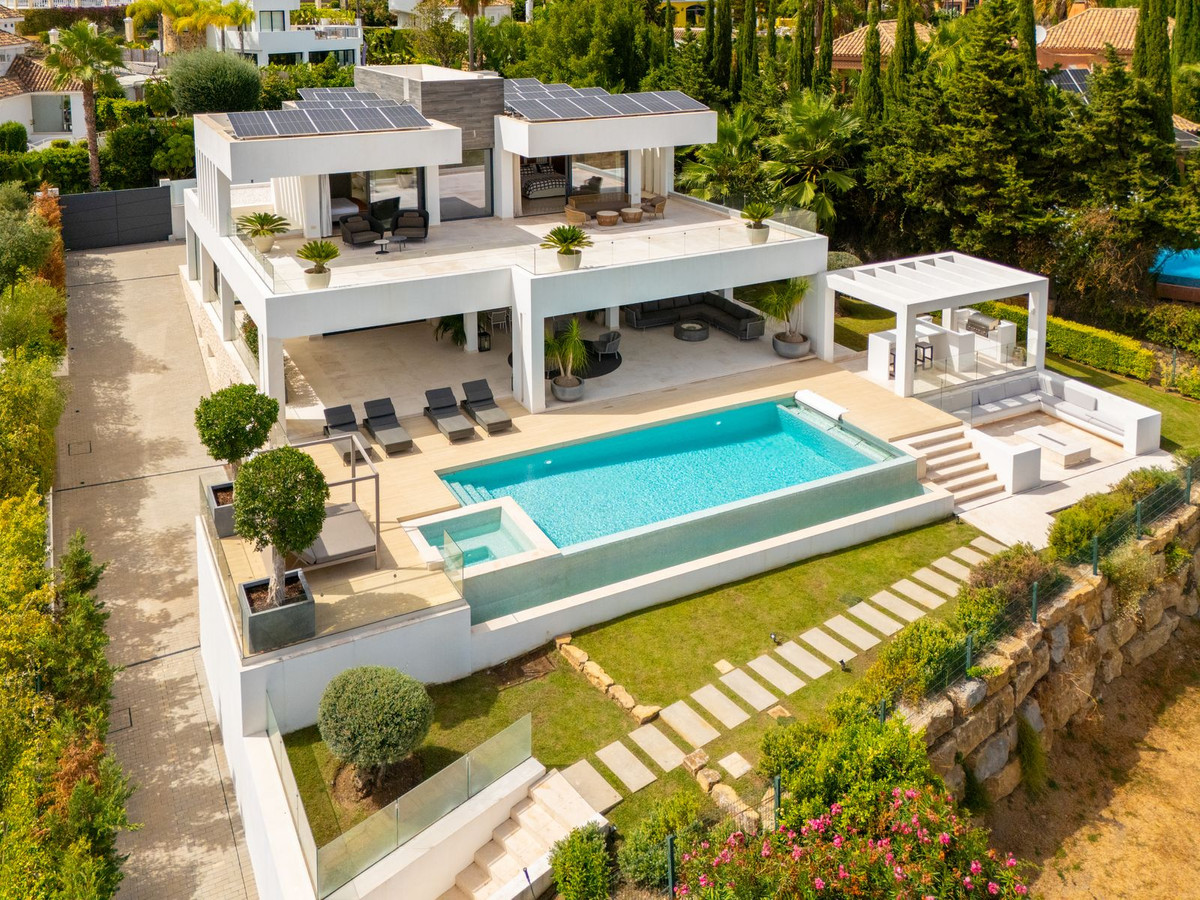 Contemporary Villa With Golf Views In Nueva Andalucía