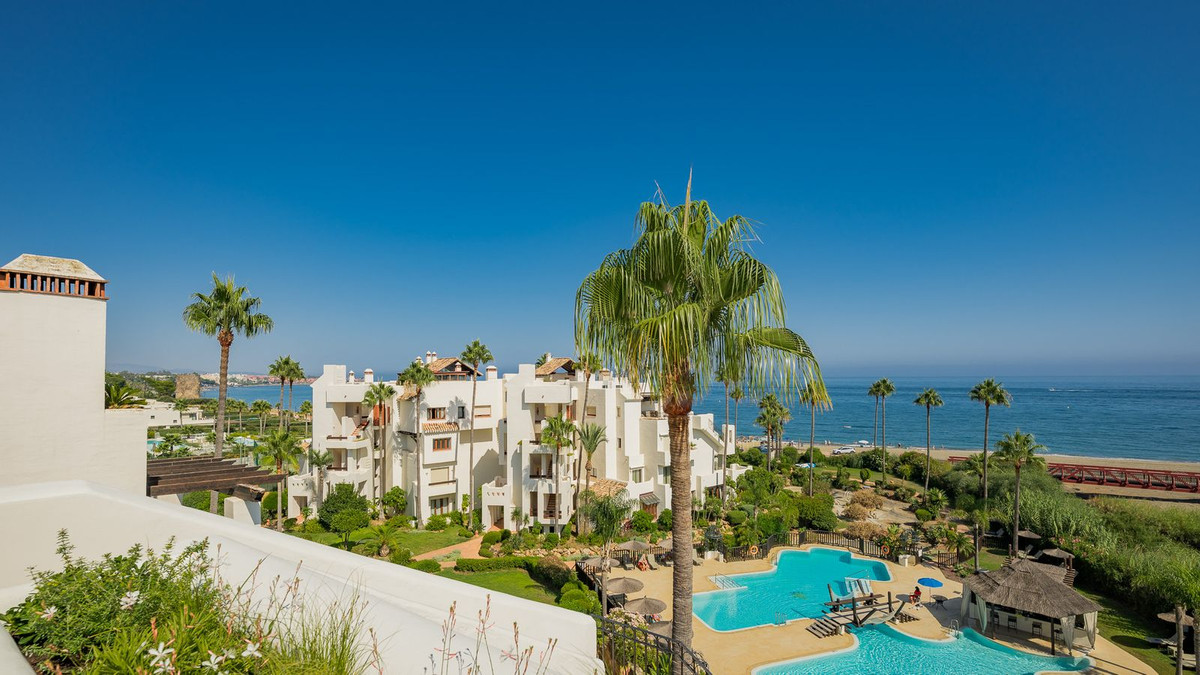 Contemporary Penthouse With A Roof Terrace In Estepona