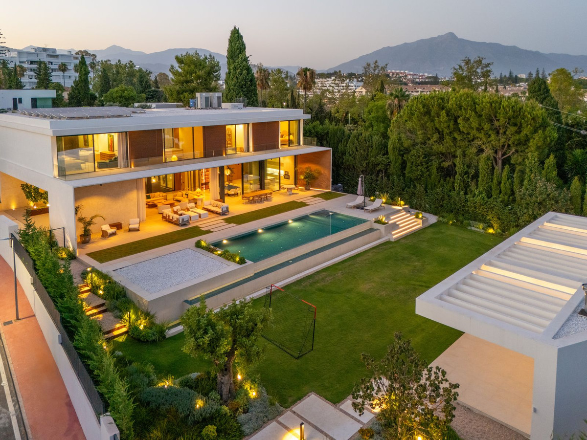 Contemporary Villa With A Private Pool In Guadalmina Alta