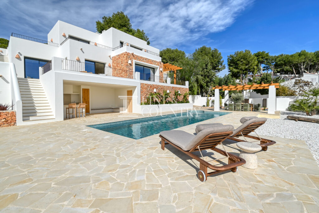 Contemporary Villa With Sea Views In Moraira