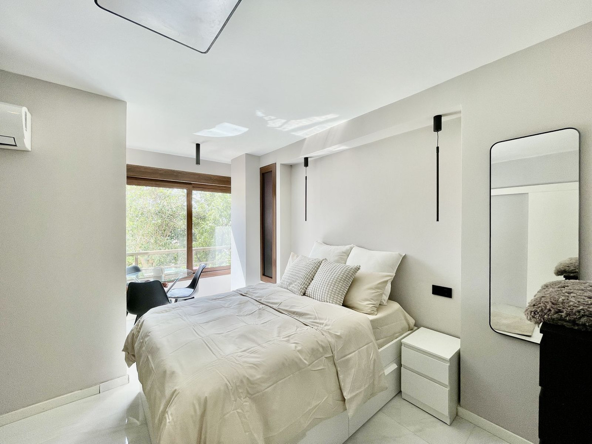 Contemporary Apartment In Nueva Andalucía
