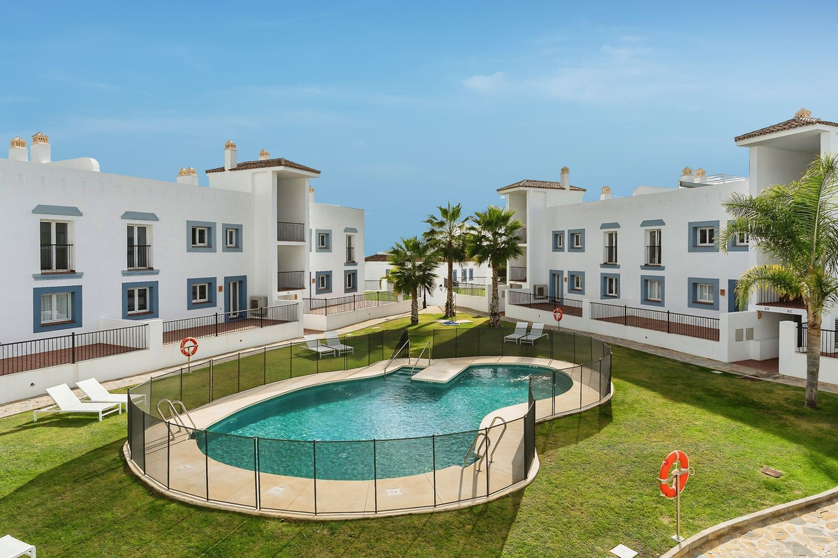 Luxury Apartment With A Private Garden In El Paraiso